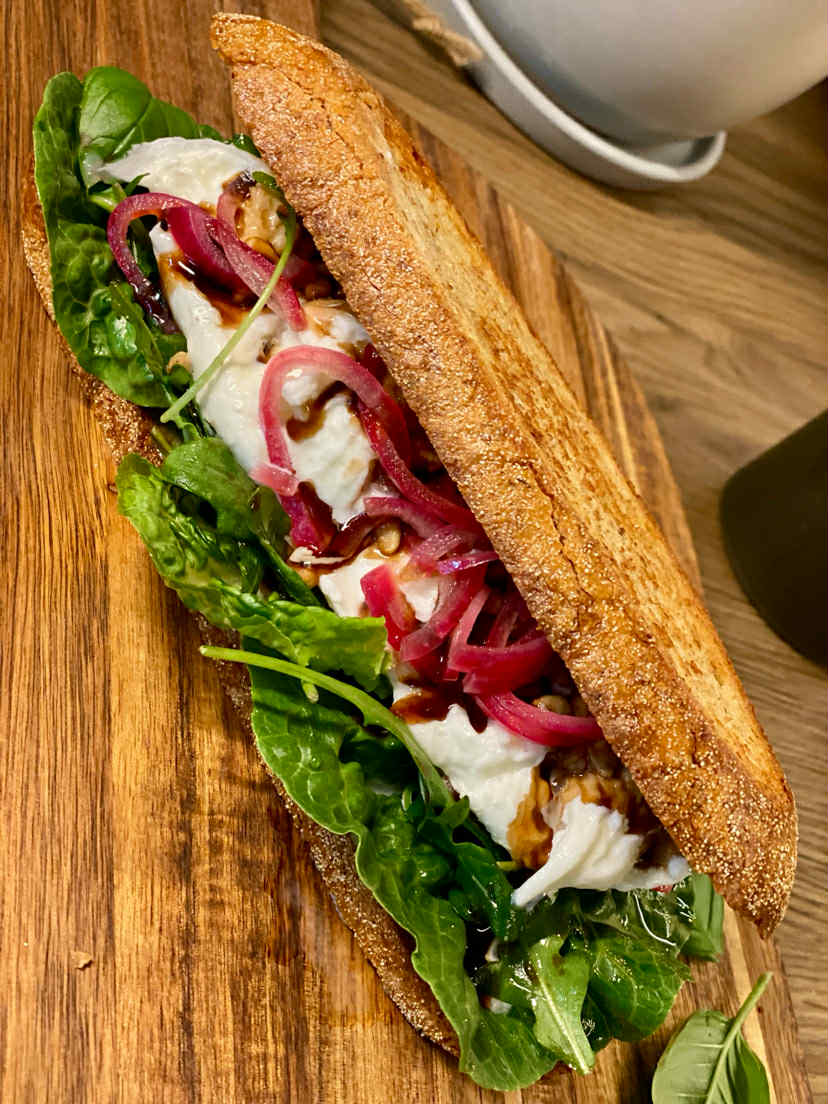 Påsmurt og salater – ferske baguetter og salatcatering