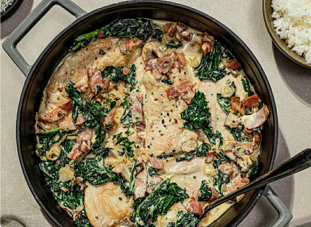 Kyllingpanne med bacon og grønnkål.