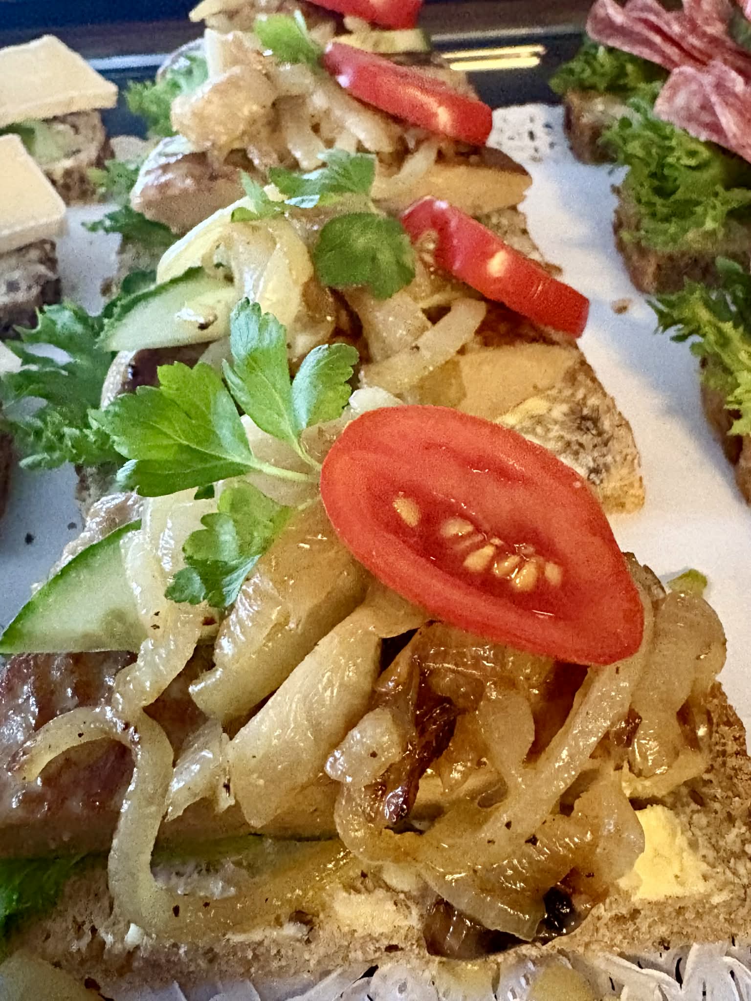 Snitt med karbonade og stekt løk